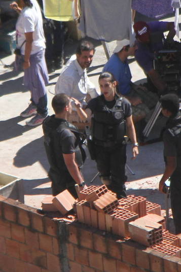     Pelo segundo dia  consecutivo, Cleo Pires esteve no Morro do Vidigal, no Rio de Janeiro, para  filmar cenas para o longa-metragem B.O – Boletim de Ocorrência. Na película, a  atriz interpreta uma policial    