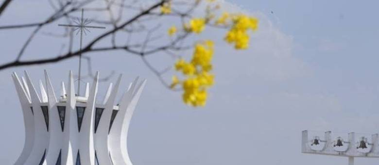 A previsão do tempo para esta segunda-feira (2) é de céu claro e predomínio de sol longo do dia. A temperatura prevista é de 11°C a 27°C e a umidade relativa do ar deve variar entre 13% e 50%