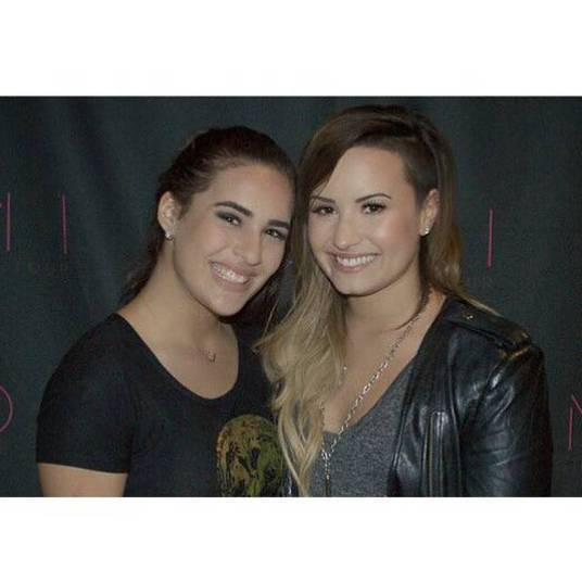 Enquanto muita gente paga caro ou espera horas para conseguir uma foto com seu ídolo, Lívian teve a chance de encontrar Demi Lovato duas vezes, em dois shows diferentes Enquanto muita gente paga caro ou espera horas para conseguir uma foto com seu ídolo, Lívian teve a chance de encontrar Demi Lovato duas vezes, em dois shows diferentes