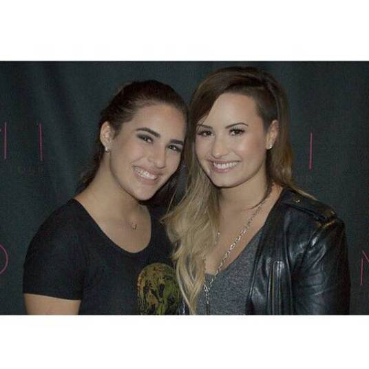 Enquanto muita gente paga caro ou espera horas para conseguir uma foto com seu ídolo, Lívian teve a chance de encontrar Demi Lovato duas vezes, em dois shows diferentes