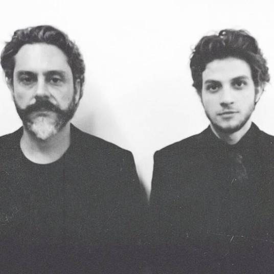 No encontro do elenco no Projac, Alexandre Nero e Chay Suede posaram lado a lado, mostrando a semelhança entre os dois. Até que eles ficaram parecidos, né?