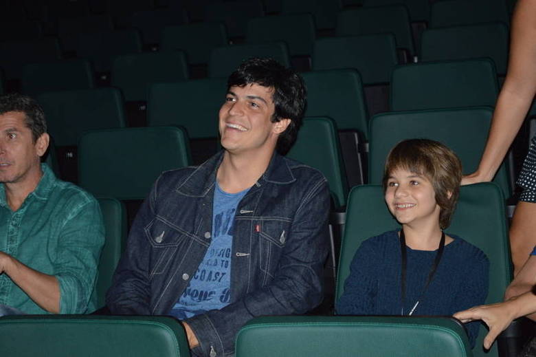     Mateus Solano compareceu  ao Cine PE, no teatro Guararapes, em Olinda, na noite de quarta-feira (30). Na  ocasião, o ator se reuniu com a equipe do filme O Menino e o Espelho, para  assistirem pela primeira vez a película    