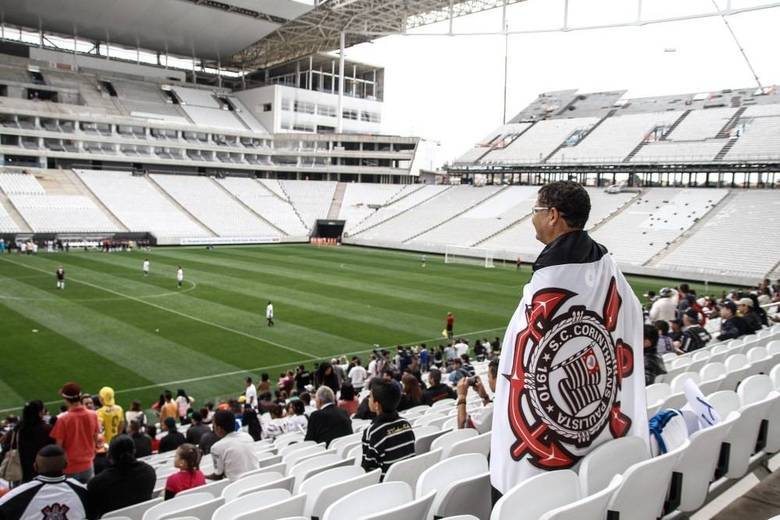 Nesta quinta-feira, o novo estádio do Corinthians sediou suas duas primeiras partidas. Ao invés de craques atuais ou grandes ídolos da história alvinegra, porém, quem estreou o gramado da Arena foram os responsáveis por construí-la: os operários