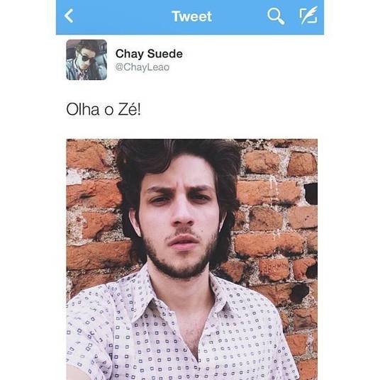 Alexandre Nero e Chay Suede serão a mesma pessoa em Falso Brilhante (Globo), próxima novela das 21h. O gato teen será José Alfredo na primeira fase, personagem de Nero na segunda. Em seu Instagram, o veterano brincou com a foto de Chay Suede durante as gravações.— Meu 'eu' em #FalsoBrilhante, 30 anos (e quilos) a menos. MERDA @chaysuede