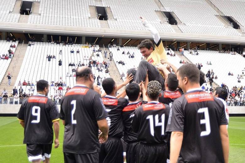 Responsável pela obra da Arena Corinthians, o ex-presidente Andrés Sanches foi carregado pelos funcionários da construtora