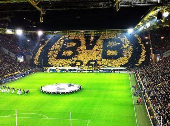 O time alemão é muito popular por ter essa torcida fanática. O escudo do clube é sempre enaltecido também