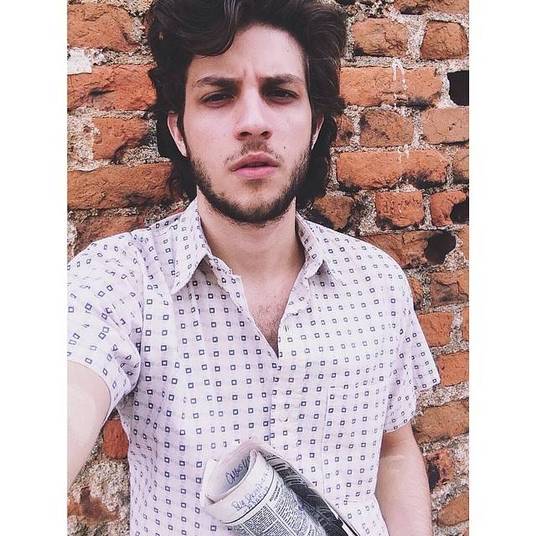 O feriado é de muito trabalho para Chay Suede, que já começou a gravar Falso Brilhante (Globo). — Zé Alfredasso e seus mullets                                                                                                                                                                                                                                                                                                                                                                                                                                                                                                                                                                                                                                                                                                                                                                                                                                                                                                                                                                                                                                                                                                                                                                                                                                                                                                                                                                                                                                                                                                                                                                                                                                                                                                                                                                                                                                                                                                                                                                                                                                                                