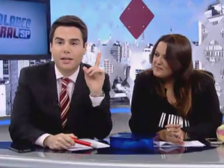 No Balanço Geral desta sexta-feira (2), Luiz Bacci decidiu pregar uma peça na amiga Anitta e passou um trote na cantora. Ao lado de Fabíola Reipert, o jornalista imitou Silvio Santos para enganar a amiga e lhe fazer uma proposta