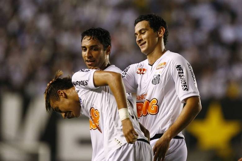 Na ocasião, o meia negou
propostas de diversos clubes para retornar ao País, entre eles São Paulo e
Internacional. Queria estar no time do momento, ao lado de Neymar e Ganso
