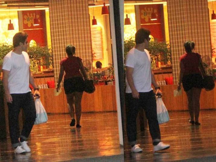 Mais um caiu na sensacional lista de 'famosos dando aquele confere'. Dessa vez aconteceu com Murilo Benício. No sábado (3), o ator deu aquela olhadela discreta para a mulher que passeava no shopping. Mas ele não está sozinho nessa... Mais um caiu na sensacional lista de 'famosos dando aquele confere'. Dessa vez aconteceu com Murilo Benício. No sábado (3), o ator deu aquela olhadela discreta para a mulher que passeava no shopping. Mas ele não está sozinho nessa...