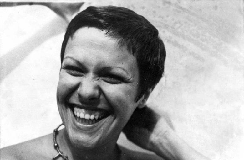 Mãe Dináh também se vangloriava de ter previsto a morte da cantora Elis Regina. Elis foi achada morte em casa em 1982, aos 36 anos, após overdose por abuso de álcool e cocaína. Leia também: Morre Mãe Dináh em São Paulo Mãe Dináh também se vangloriava de ter previsto a morte da cantora Elis Regina. Elis foi achada morte em casa em 1982, aos 36 anos, após overdose por abuso de álcool e cocaína. Leia também: Morre Mãe Dináh em São Paulo