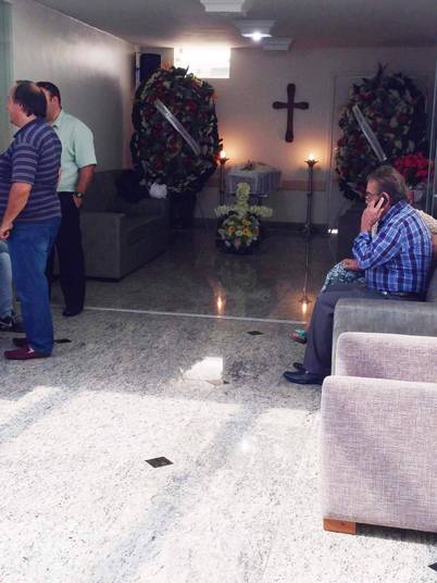 O corpo de Mãe Dináh é velado por amigos e familiares no Cemitério da Paz, no Morumbi, em São Paulo, neste sábado (3). Ela tinha 83 anos e foi vítima de uma infecção generalizada. Leia também: Morre Mãe Dináh em São Paulo O corpo de Mãe Dináh é velado por amigos e familiares no Cemitério da Paz, no Morumbi, em São Paulo, neste sábado (3). Ela tinha 83 anos e foi vítima de uma infecção generalizada. Leia também: Morre Mãe Dináh em São Paulo