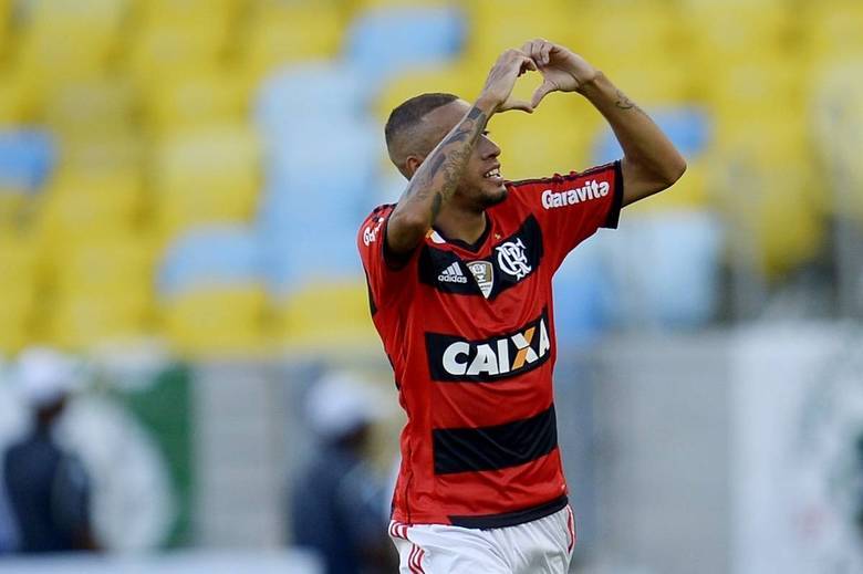 Paulinho marcou o gol de empate para o Flamengo diante do Palmeiras no Maracanã