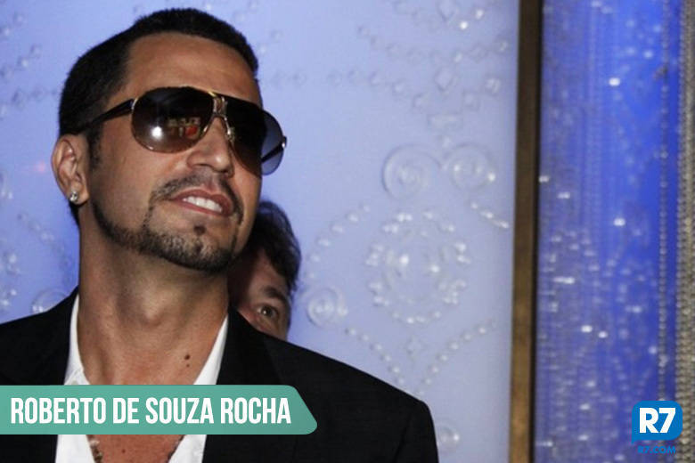 Quem tiver a sorte de dar uma olhadinha no RG de Latino vai descobrir que o músico foi registrado com o nome de Roberto de Souza Rocha Quem tiver a sorte de dar uma olhadinha no RG de Latino vai descobrir que o músico foi registrado com o nome de Roberto de Souza Rocha