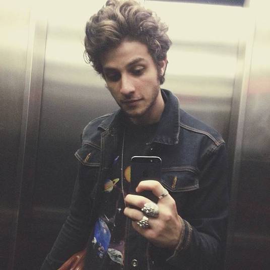 Fotos no espelho são outra especialidade de Chay Suede. O ator é campeão de cliques em elevadores