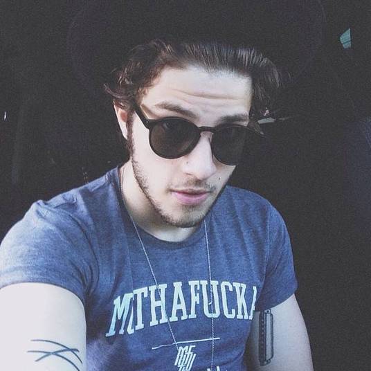 Óculos escuros + tatuagem à mostra + camiseta estilosa = combo selfie de Chay Suede