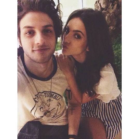 Para sair da mesmice, Chay Suede também tira selfies com a namorada, Manu Gavassi, que é outra apaixonada por essa modalidade de foto