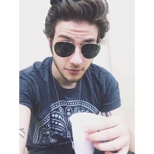 O estilo de Chay Suede é sucesso nas redes sociais. O ator consegue transformar uma simples selfie em uma foto cool. Imagina se ele fosse ao festival Coachella? O look dele seria um dos melhores