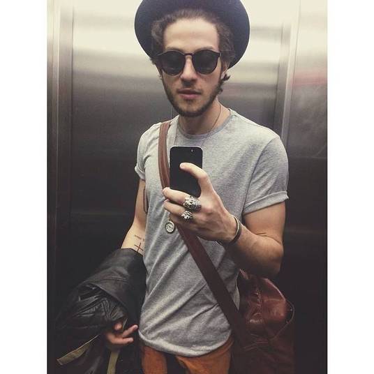 O ator mostra o look do dia no elevador de seu prédio. E não é que ele sempre arrasa nas fotos? Chay, continue com suas selfies. As fãs adoram, e a gente também