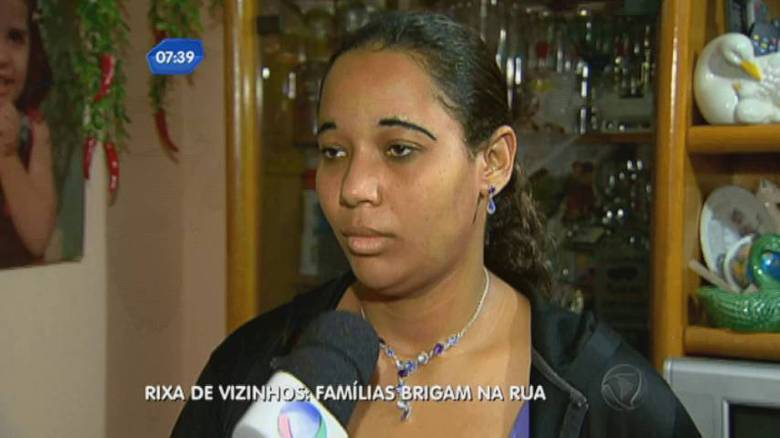A filha da idosa conta que as ofensas acontecem sempre, e que família está com medo de que essa
briga entre os vizinhos, que já dura duas décadas, ainda resulte em morte