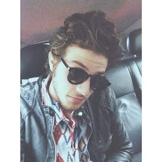 Desde o começo da carreira, Chay Suede é apaixonado por seu cabelo. Quando ainda estava no Ídolos, o cantor era conhecido pelo penteado à la Justin Bieber. Hoje em dia, o gato teen tem um estilo que mistura o vintage e o moderno. Nas selfies, os penteados meticulosos de Suede chamam atenção
