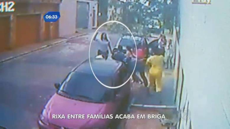 O caso aconteceu no Jardim Peri, zona norte de São Paulo, no dia 1º de maio, e foi flagrado por câmeras de segurança de casas vizinhas