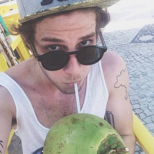 Chay Suede ainda não superou a moda das selfies. O ator já postou (até a publicação desta galeria) 1.693 fotos no Instagram, sendo que a maioria delas são selfies! Sensação em 2013, este tipo de clique faz a cabeça dos adolescentes, principalmente dos famosos. Enquanto alguns teens já superaram essa fase e agora apostam na braggie (clique aqui e saiba o que é), o namorado de Manu Gavassi está empenhado demais nas selfies. E, como ele é gato, nenhuma fã está reclamando, não, pelo contrário! Confira as melhores fotos de Chay Suede nesta galeria