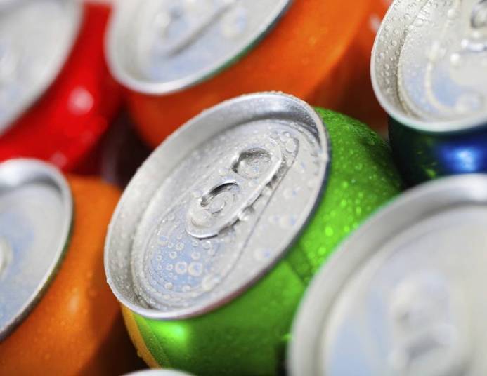 Uma lata de refrigerante possui 46% utilizados só para cobrir impostos. Uma lata, que custa R$ 4, tem R$ 1,84 de impostos