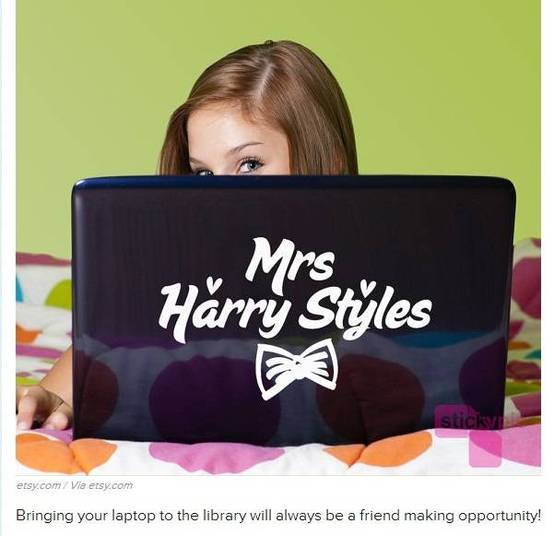 Esse adesivo de computador diz 'Senhora Harry Styles', mas se você quer ser a Senhora Malik, a Senhora Tomlinson, a Senhora Horan ou a Senhora Payne, também dá!