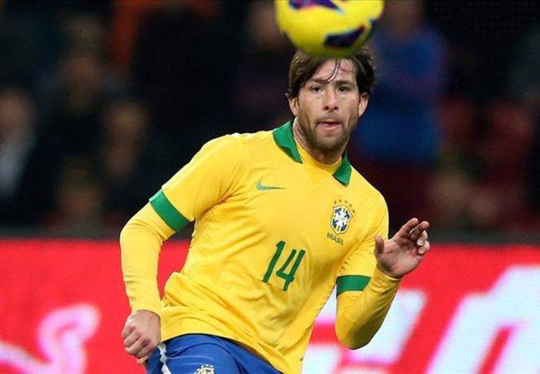 Maxwell leva cerca de RS 13 milhões por ano do PSG, da França, R$ 1,080 mi por mês