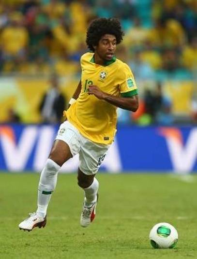 Reserva imediato lá atrás, Dante recebe R$ 11,6 milhões por temporada do alemão Bayern de Munique, cerca de R$ 960 mil mensais