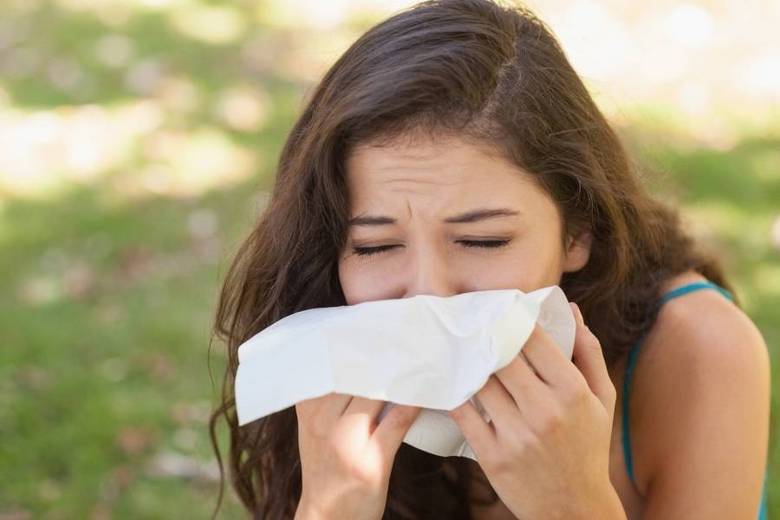 Colocar
a mão na frente do nariz elimina completamente a possibilidade de infecção? 
Francine acredita que o
ideal é espirrar e colocar a mão ou um lenço na frente, já que é possível espalhar
os germes pela força do espirro.

— Se você colocar a mão
na frente, vai estar protegendo as outras pessoas também. E o certo é lavar as
mãos com álcool gel ou sabão, porque não adianta espirrar na mão e depois
segurar no metrô ou no ônibus, porque a pessoa que tocar no mesmo lugar vai
entrar em contato com as gotículas de secreção e a saliva contaminados da mesma
maneira