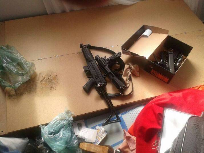 As primeiras prisões ocorreram em uma casa na na QSC 19, entre Taguatinga e Samambaia (DF). No local, foram apreendidas armas, entre elas uma pistola, uma carabina e uma metralhadora que teria sido roubada da PM (Polícia Militar) do Piauí. A polícia também encontrou munições para fuzil