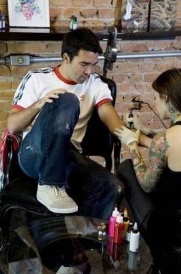 Em 2013, Deco visitou o estúdio da gata para tatuar o braço