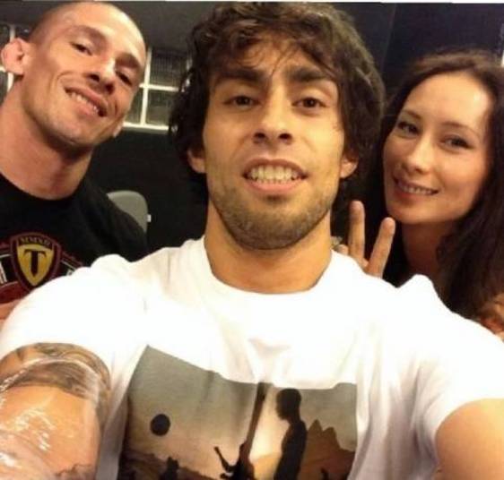 Eles se tornaram amigos e o jogador tirou um 'selfie' com a bela e o namorado dela