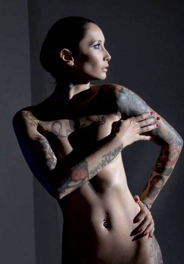 Ela mostra suas belas curvas desenhadas com suas belas tatuagens
