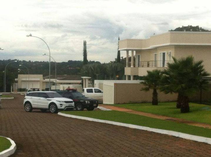 O líder de uma quadrilha de tráfico de drogas no Distrito Federal foi preso na tarde desta quinta-feira (8), em uma mansão no Park Way, próximo ao Aeroporto Internacional de Brasília. O homem foi encontrado em sua casa, imóvel avaliado em R$ 3 milhões. Na mansão, três carros de luxo foram apreendidos