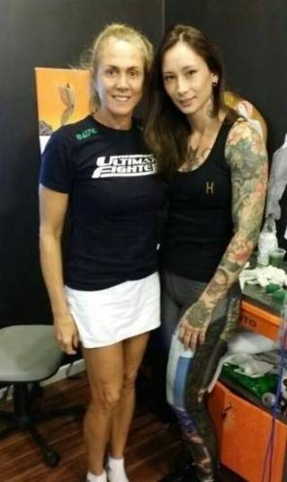A loira posou ao lado da tatuadora após terminar a sessão