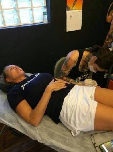 Hortência escolheu Akemi para tatuar uma lembrança das Olimpíadas de Barcelona e de Atlanta no punho