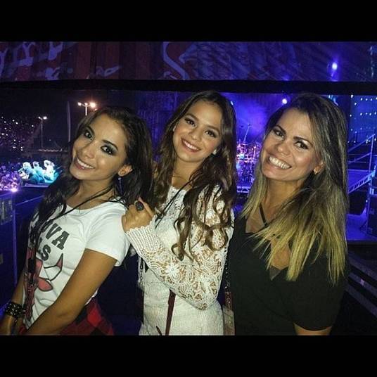 Depois de fazer festa com eles, tirar várias fotos e mandar mensagens para eles, Bruna foi apontada como affair de Harry Styles. Só que a assessoria de imprensa da atriz negou tudo e disse que Bru é apenas fã da banda e que ela assistiu ao show e conheceu eles. Só isso! Depois de fazer festa com eles, tirar várias fotos e mandar mensagens para eles, Bruna foi apontada como affair de Harry Styles. Só que a assessoria de imprensa da atriz negou tudo e disse que Bru é apenas fã da banda e que ela assistiu ao show e conheceu eles. Só isso!