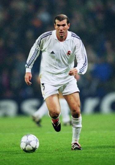 Terceira contratação mais cara da história do Real Madrid, Zidane custou R$ 210 milhões e se tornou um dos maiores jogadores da história do clube. Ainda segundo Fernando Ferreira, o Real é fantástico por conseguir contratar quem quiser sem nenhum investidor.— Dos 20 maiores clubes do mundo, só dois não possuem investidor: Real Madrid e Barcelona. Muita organização e a gerência é executiva, com pessoas bem relacionadas e intencionados. Com o planejamento, é possível gastar dinheiro sem se endividar 