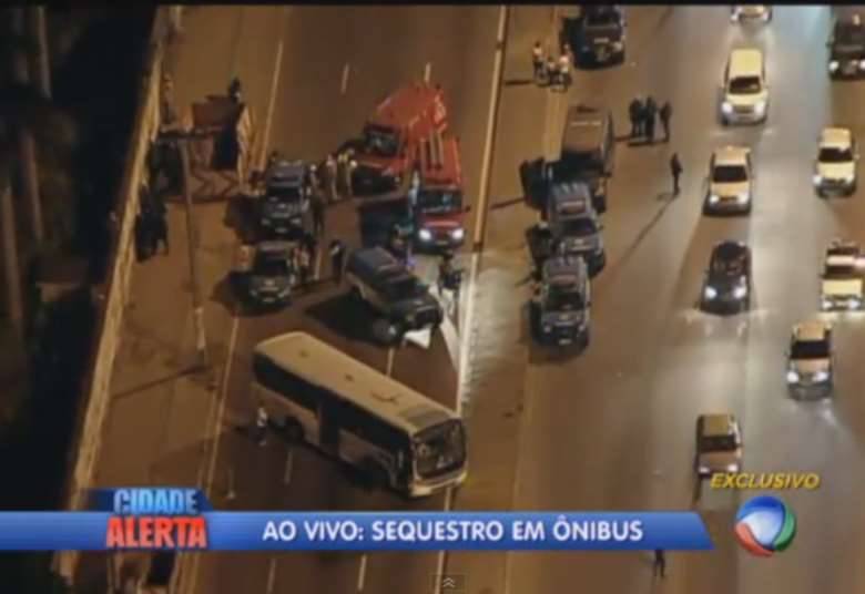 Um homem mantém neste sábado (10) três pessoas reféns com uma tesoura dentro de um ônibus municipal da linha 723. Os reféns são uma mulher, o cobrador e o motorista do ônibus. O sequestro começou por volta das 17h. Informações preliminares dão conta de que o criminoso que aparenta ter cerca de 35 anos assaltava passageiros do ônibus, quando o coletivo foi interceptado por policiais. Os demais passageiros foram liberados e o suspeito manteve a adolescente em seu poder