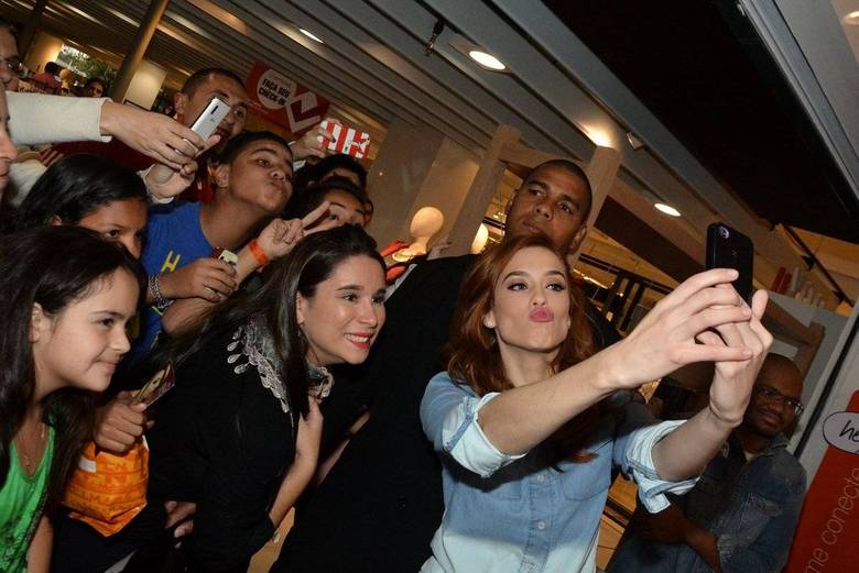 Sophia Abrahão faz selfie com os fãs que esperavam por ela em uma enorme fila