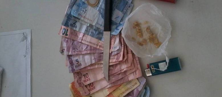 Policiais militares do 1º BPM (Asa Sul) apreenderam dois adolescentes que comercializavam crack no Setor Comercial Sul, região central de Brasília, na tarde deste sábado (10). A equipe abordou os menores no momento em que eles vendiam a droga com um adulto. Com eles, foram apreendidas 14 pedras de crack e R$ 142,00. Os menores foram levados à DCA (Delegacia da Criança e do Adolescente). Já o adulto, usuário, foi encaminhado à 5ª DP