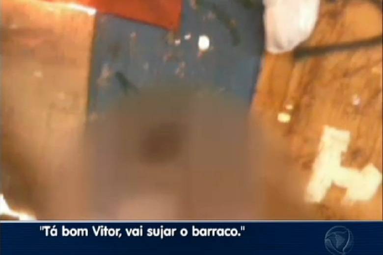 Um dos suspeitos presos confessou o crime. A jovem foi torturada por quatro horas antes de ser morta, como conta o delegado Zacarias Tadros, responsável pelo caso. — Para nós que somos policais e que lidamos com isso diariamente nos chocou Um dos suspeitos presos confessou o crime. A jovem foi torturada por quatro horas antes de ser morta, como conta o delegado Zacarias Tadros, responsável pelo caso. — Para nós que somos policais e que lidamos com isso diariamente nos chocou