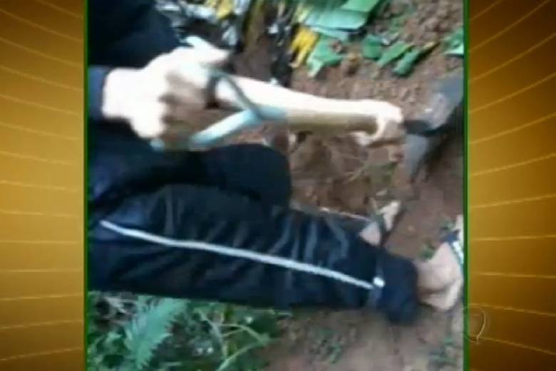 O grupo gravou o crime e depois enterrou a jovem em um terreno baldio O grupo gravou o crime e depois enterrou a jovem em um terreno baldio