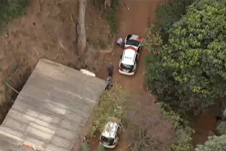 Na manhã de domingo, a polícia conseguiu prender três suspeitos de envolvimento no crime e evitou o segundo assassinato. Uma quarta pessoa, que também estava no cativeiro, ainda não foi encontrada Na manhã de domingo, a polícia conseguiu prender três suspeitos de envolvimento no crime e evitou o segundo assassinato. Uma quarta pessoa, que também estava no cativeiro, ainda não foi encontrada
