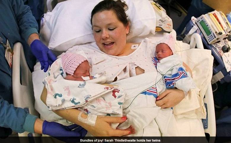 Jenna e Jillian nasceram prematuras com 33 semanas e
dois dias. Provavelmente irão ficar de duas a quatro semanas no berçário
, de acordo com os médicos
Jenna e Jillian nasceram prematuras com 33 semanas e
dois dias. Provavelmente irão ficar de duas a quatro semanas no berçário
, de acordo com os médicos