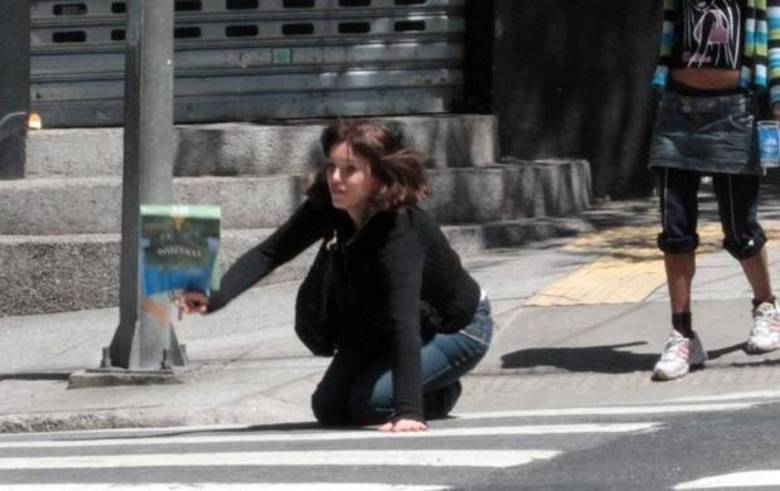 A sacolinha carregada por Yasmin pareceu ter tomado vida ficando toda suspensa no ar A sacolinha carregada por Yasmin pareceu ter tomado vida ficando toda suspensa no ar