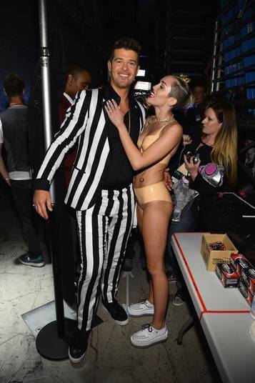 Miley Cyrus foi responsável pelo fim do casamento do cantor Robin Thicke? Boatos dizem que depois da famigerada e sexual performance dos dois no VMA de 2013, Robin e a mulher entraram em crise. Robin era casado há anos com a atriz Paula Patton, mas muita gente afirmou que ele e Miley tiveram um affair